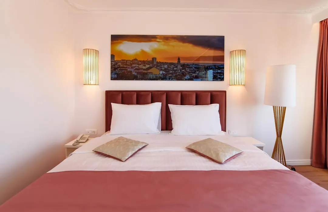 Hotel Luxe-1